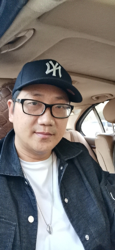 拥抱幸福的第一张照片--厦门婚介网